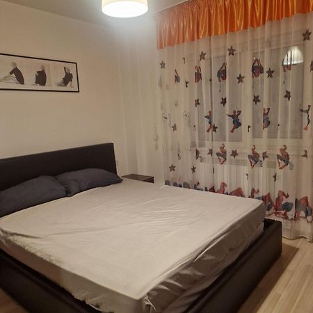 2 Bedrooms Apartment. Galaţi Esterno foto