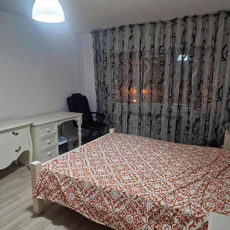 2 Bedrooms Apartment. Galaţi Esterno foto