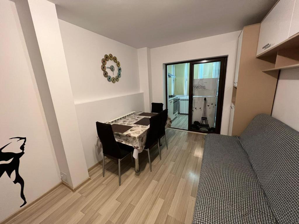2 Bedrooms Apartment. Galaţi Esterno foto